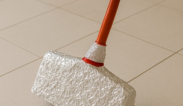 Metla preko koje je prebačena aluminijumska folija