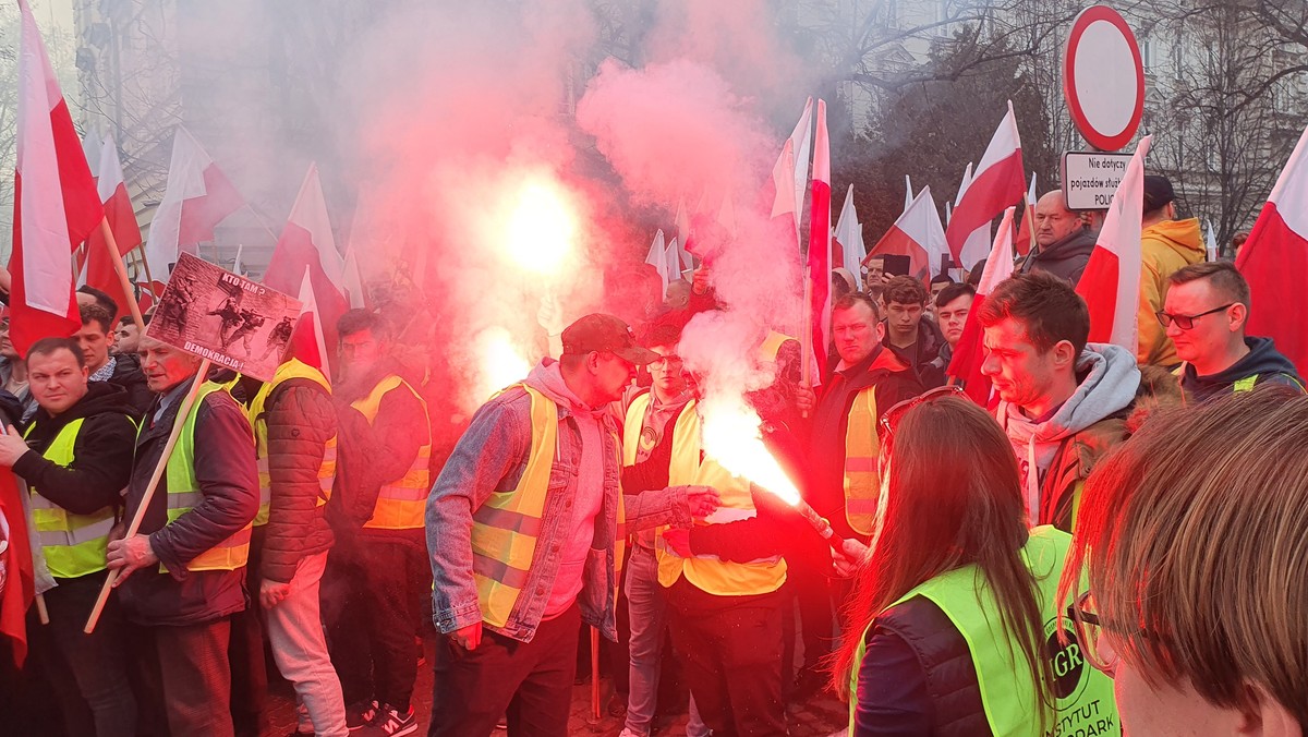 Race, gwizdy i spięcia. Tak wyglądał marsz rolników na Warszawę