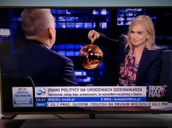 Siemoniak dostał kulę dyskotekową od Olejnik. Co zrobi z 'prezentem'?