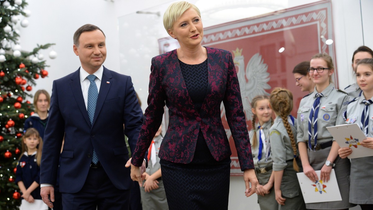 Prezydent Andrzej Duda z małżonką Agatą Kornhauser-Dudą wezmą w piątek udział w Orszaku Trzech Króli w Cieszynie (Śląskie). To tradycyjny element obchodów Święta Objawienia Pańskiego. Orszakowi przyświecało będzie franciszkańskie pozdrowienie: Pokój i Dobro.