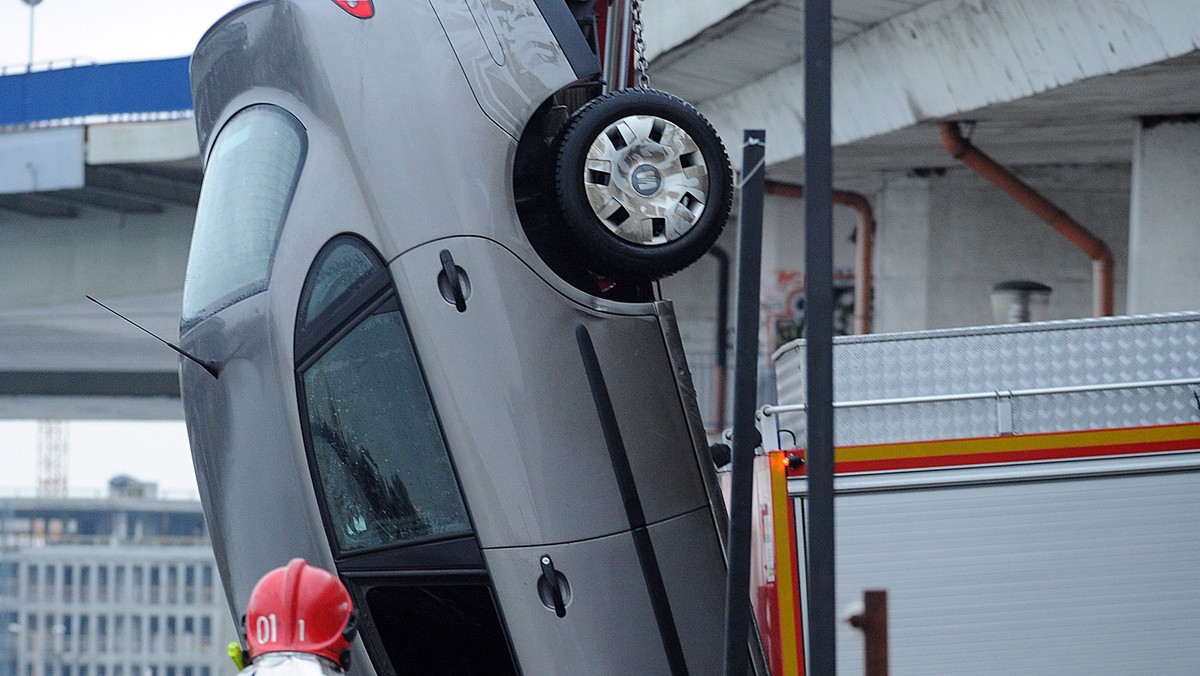 Prokuratura w Szczecinie dwutorowo prowadzi postępowanie ws. wypadku, w którym auto wpadło do Odry. Sprawdzany jest m.in. stan techniczny auta - podaje Radio Szczecin.