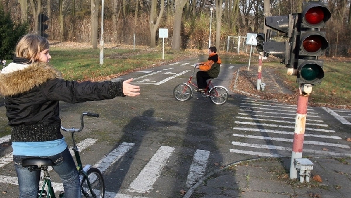 "Polska Dziennik Bałtycki": Po prawie 3 miesiącach prac, na terenie gdańskiego PORD-u stanęło gotowe Miasteczko Ruchu Drogowego. Od dziś będzie służyć wychowankom przedszkoli i uczniom z całego województwa, którzy w praktyczny sposób będą mogli nauczyć się bezpiecznego zachowania na drodze, a przy okazji - doskonale się bawić.