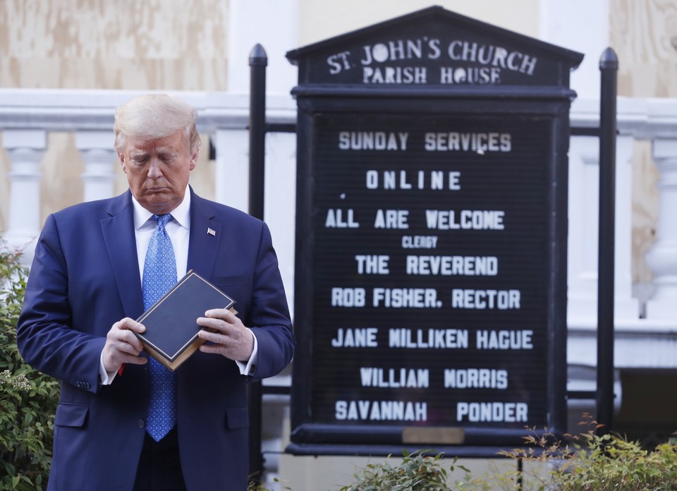 Protesty w USA. Donald Trump przed kościołem episkopalnym w Waszyngtonie, 1 czerwca