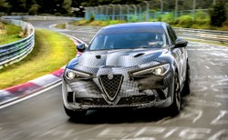 Nowa Alfa Romeo Stelvio Quadrifoglio pobiła własny rekord i... upokorzyła Porsche. Zmiana biegu w 150 milisekund [WIDEO]