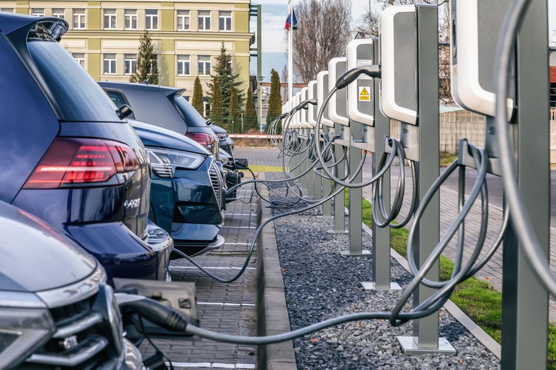 Polskie przedstawicielstwo niemieckiego koncernu właśnie ogłosiło, że przy salonach marek Volkswagen, Skoda, Seat, Audi i Porsche powstaną ogólnodostępne stacje ładowania zarówno z szybkimi złączami DC 50 kW, jak i AC 22 kW