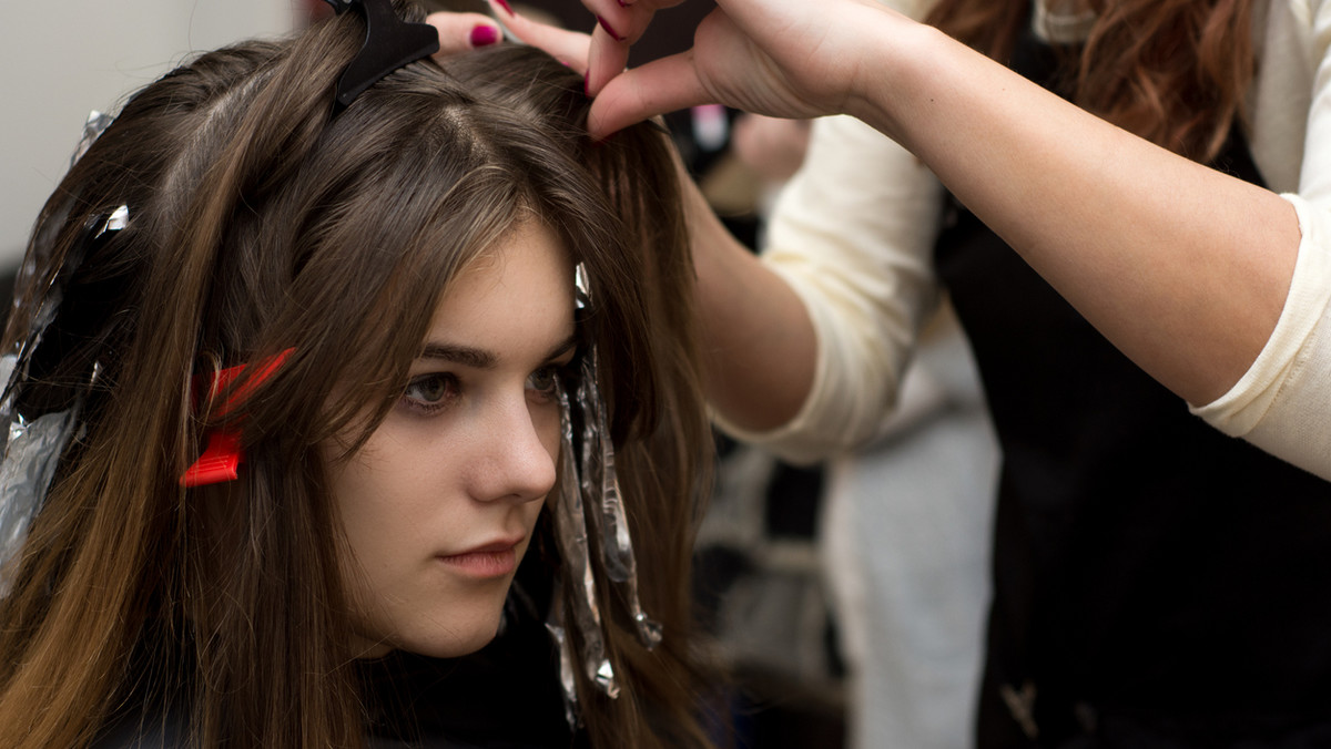 Ash brown hair to najmodniejsza koloryzacja dla brunetek. Ten odcień włosów będzie jednym z hitów wiosny! Ash brown to popielaty brąz ze srebrnymi refleksami. Idealna propozycja dla ciemnowłosych kobiet, które chcą odświeżyć swój wizerunek, ale zależy im na naturalnym wyglądzie.