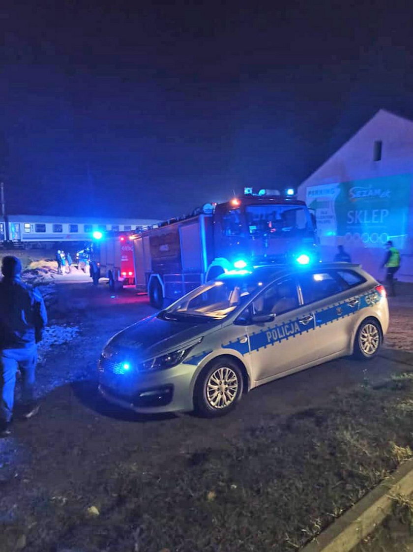 Pociąg uderzył w auto koło Gorlic. Poszkodowana kobieta z dwójką małych dzieci