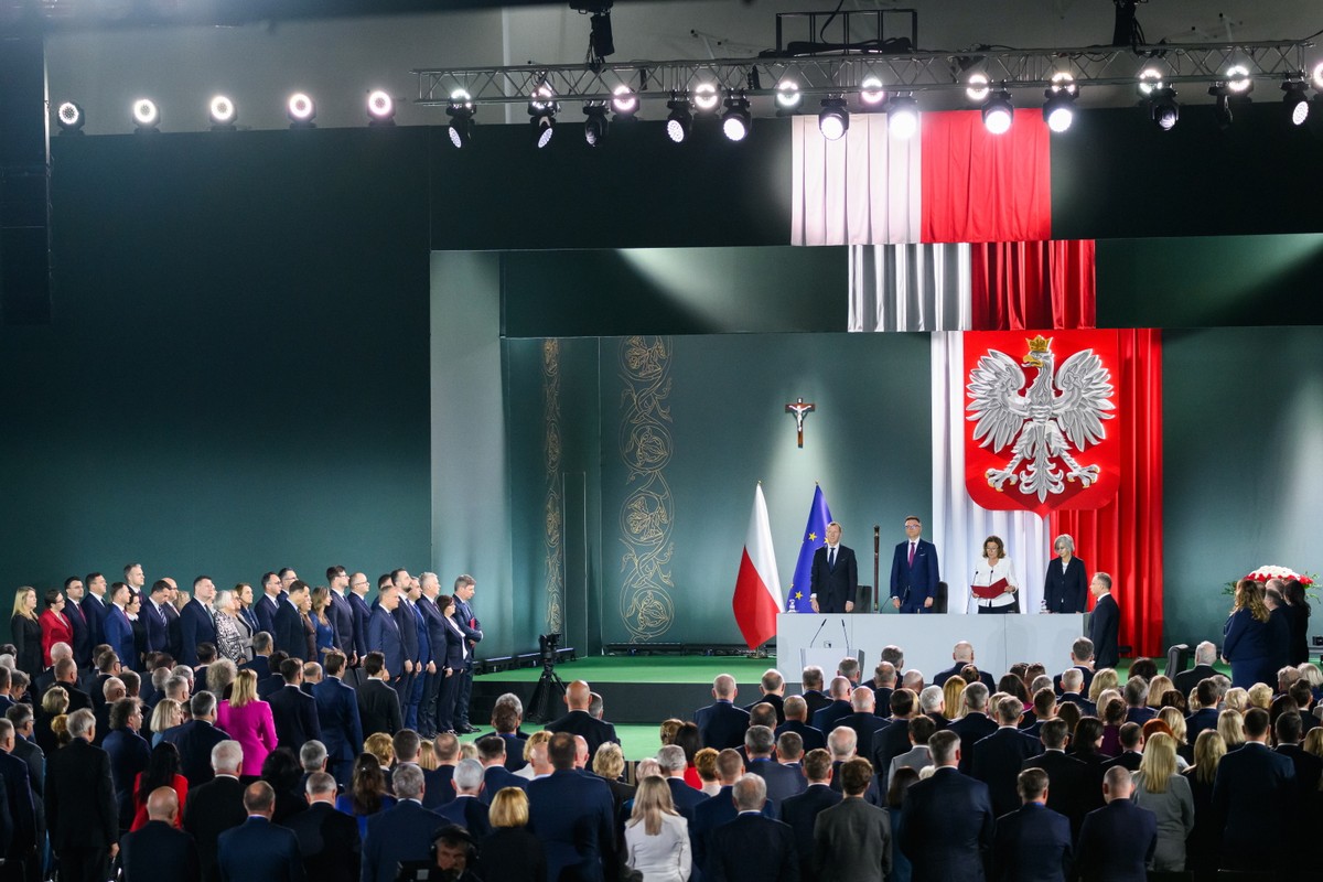 Uroczyste zgromadzenie posłów i senatorów z okazji 1000-lecia koronacji Chrobrego zorganizowano w gnieźnieńskiej hali widowiskowo-sportowej