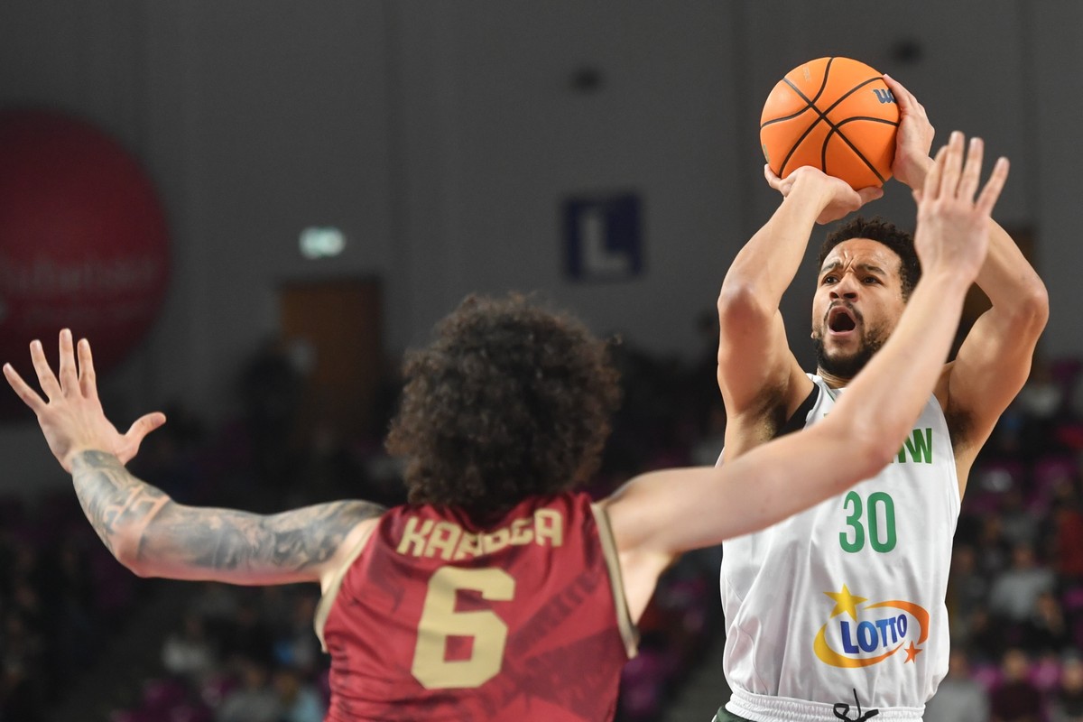 Koszykarz Legii Warszawa William Garrett (P) i Sadik Emir Kabaca (L) z Galatasaray NEF Stambuł podczas meczu grupy C Ligi Mistrzów FIBA