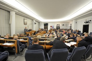 Senat w nocy przyjął bez poprawek ustawę o SN