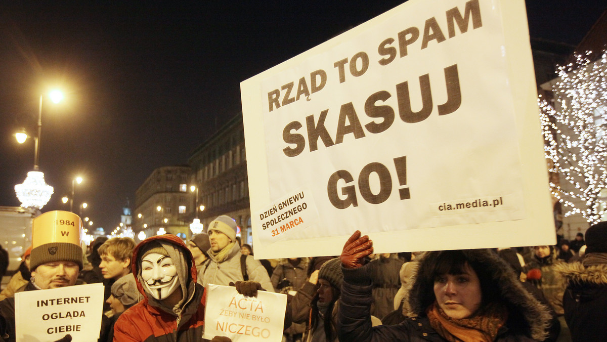 Około tysiąca przeciwników wprowadzenia umowy ACTA zebrało się w piątkowy wieczór przed Pałacem Prezydenckim na Krakowskim Przedmieściu w Warszawie. Później część manifestujących poszła przed kancelarię premiera, a następnie przed Sejm.