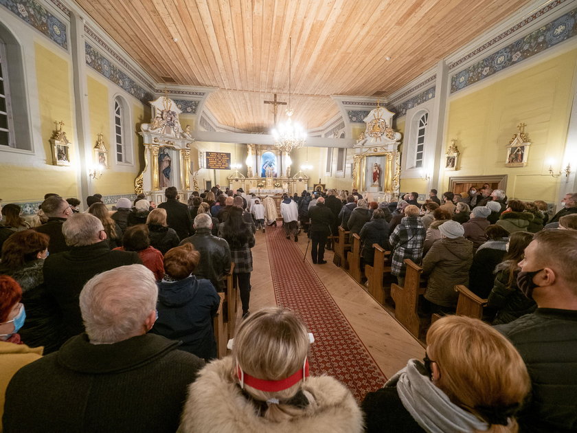 Ksiądz, który groził bronią protestującym, złożył rezygnację