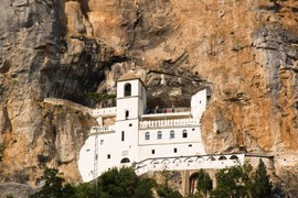 "Otišla sam na OSTROG, sveštenik je čitao MOLITIVU, a ja sam počela da VRIŠTIM", BEOGRAĐANKA na svetom mestu doživela nešto nesvakidašnje i tvrdi da joj se život promenio iz korena