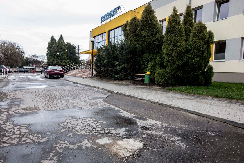 Zaniedbany teren oraz budynek szpitala w Tychach