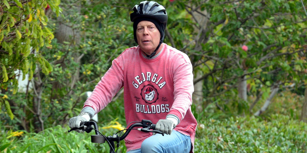 Bruce Willis na rowerze elektrycznym