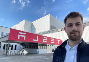 Aleksandar Vasiljević ispred zgrade Tesla motors