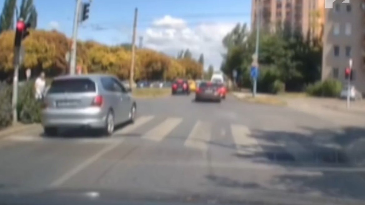Borzalmas: áthajtott a piroson a sofőr a 14. kerületben, a zebrán épp egy család tolt egy babakocsit... - videó