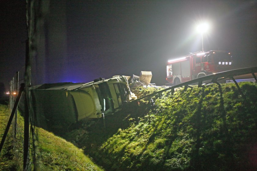 Zderzenie ciężarówka uderzyła w busa na S3. Jedna osoba w ciężkim stanie