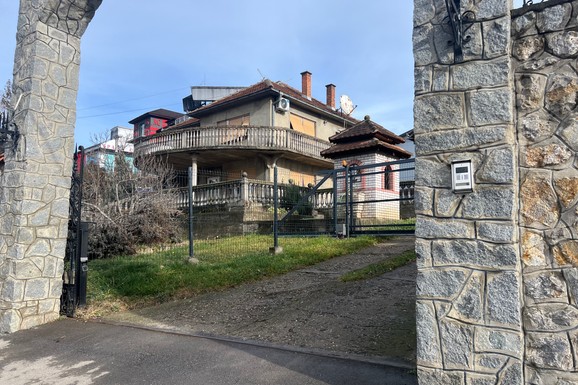ŽIVI U DVORCU OPASANOM ZIDINAMA Dragan Stanković nakon raskida sa Jovanom Jeremić našao novu ljubav, a evo od čega živi: Ima ogroman biznis
