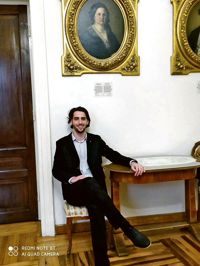 Orijentacija ptica u jatu, kretanje nukleona u jezgru atoma, širenje informacija na društvenim mrežama su tri problema koja deluju nepovezano, ali se ponekad mogu uprostiti i predstaviti kao jedan isti model, objašanjava Kukolj kako fizika može postati zabavna