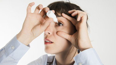 Przekrwione oczy mogą świadczyć o alergiach, zapaleniu spojówek i chorobach oka. Jak sobie z nimi radzić?