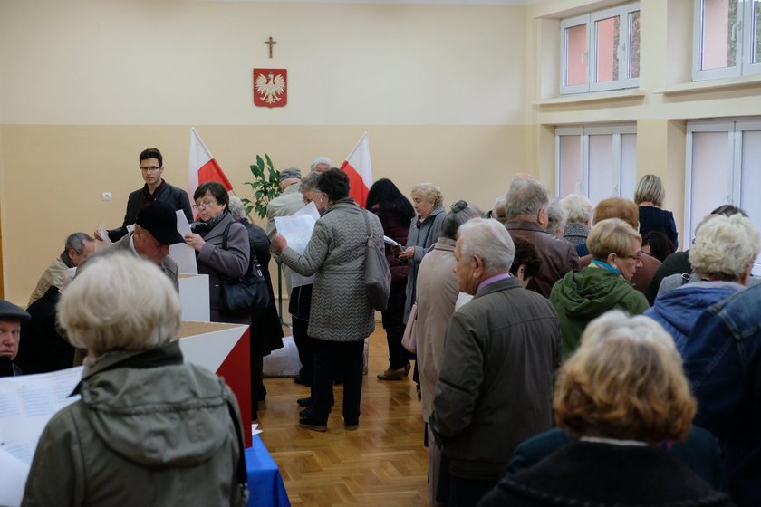 Wybory samorządowe 2018. Długie kolejki w komisjach wyborczych