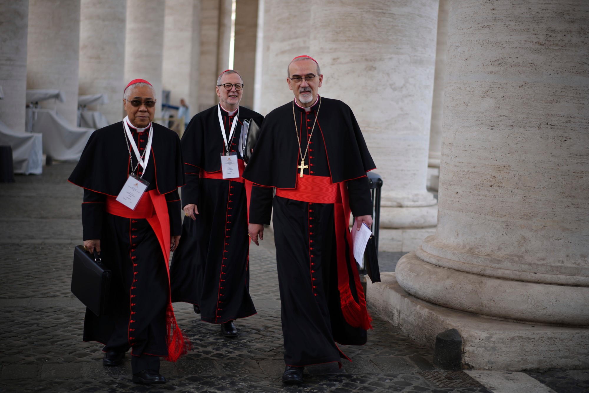 Kardináli William Seng Chye Goh, Claudio Gugerotti a Pierbattista Pizzaballa.