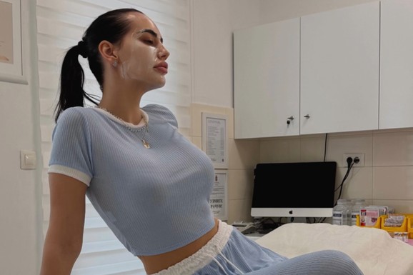 OPERISALA GRUDI, UŠI, USTA I RADILA ZUBE Pevačicu vređali zbog izgleda, ona promenila izgled u potpunosti: Svi kažu da je bomba, a ona opet otišla kod estetičara