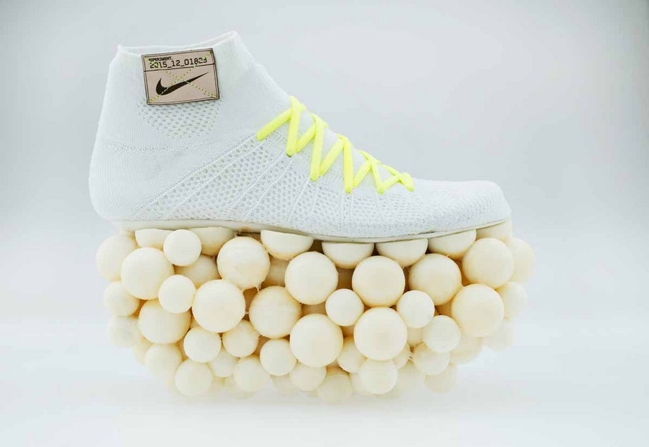 This shoe is designed to encourage the wearer to "embrace instability" with independently compressing foam spheres that are designed to lessen the impact of the foot on pavement, and spring back quickly to increase energy return.