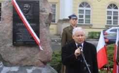 Polska w przededniu wojny pomnikowej. Władze Warszawy nakażą rozbiórkę tablicy ku czci Lecha Kaczyńskiego