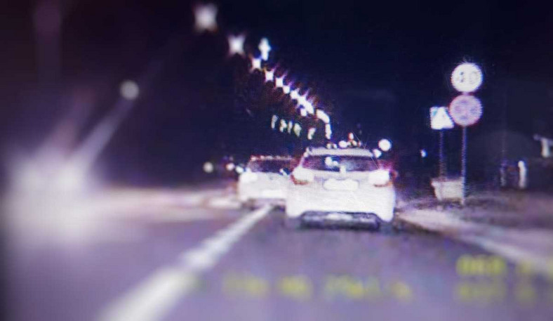 Na zapisie z wideorejestratora widać, że biały samochód osobowy wyprzedza na przejściu dla pieszych