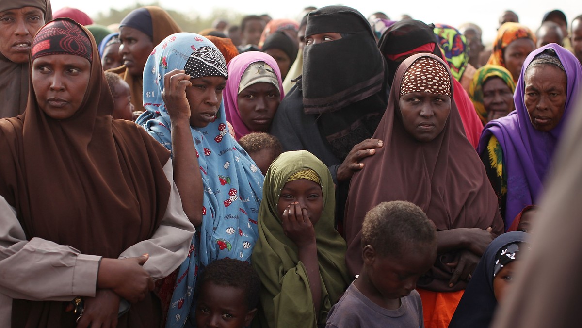 Kilkaset tysięcy osób z ogarniętej wojną domową Somalii koczuje w obozach dla uchodźców w sąsiedniej Kenii. Niektórzy są tu od blisko dwudziestu lat; inni przybyli kilka dni temu. Większość obawia się, że spędzi tu całe życie.