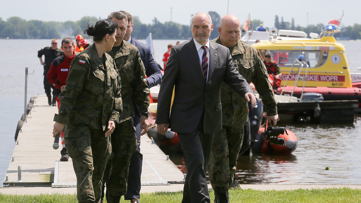 Ćwiczenie Renegade-Sarex to sprawdzian reakcji na zagrożenie terrorystyczne, a także element przygotowań do nadchodzącej sesji UNESCO w Krakowie – powiedział szef MON Antoni Macierewicz, który obserwował epizod ćwiczenia w podwarszawskim Zegrzu.