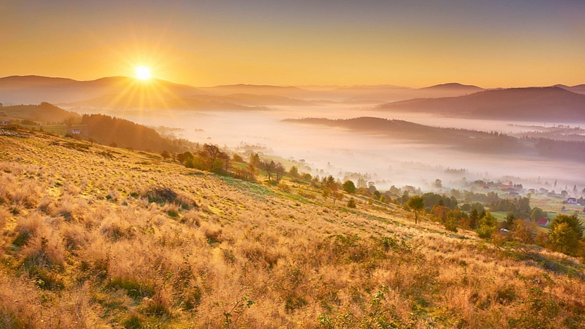 Na styku trzech państw: Polski, Słowacji i Czech rozciąga się Beskid Śląski. Miejsce wyjątkowe pod względem przyrodniczym i kulturowym. Poszukajmy zatem źródeł Wisły, powędrujmy szlakami wśród unikatowych świerkowych lasów, odnajdźmy dawne zwyczaje i tradycje w wioskach pogranicza polsko-czesko-słowackiego.