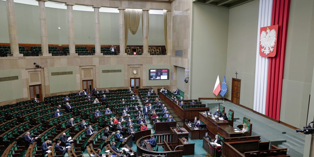 Sejm odrzucił poprawki Senatu do ustawy okołobudżetowej. 