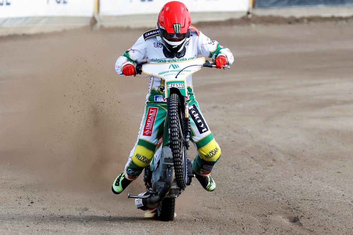 Zawodnik zielona energia.com Włókniarz Częstochowa Fredrik Lindgren (kask czerwony) podczas meczu 4. kolejki żużlowej Ekstraligi z Betard Spartą Wrocław