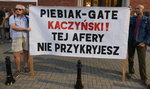 Manifestacje przeciwko Ziobrze. Oto transparentny i łańcuchy światła. Tak było w kilku miastach. Galeria