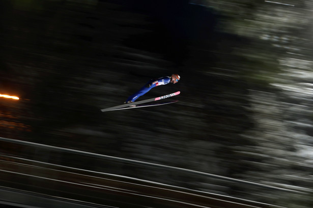 Dawid Kubacki podczas serii treningowej przed zawodami Pucharu Świata w skokach narciarskich