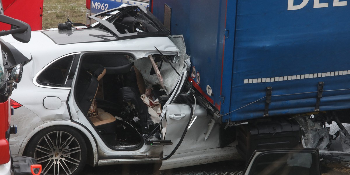 Tragedia na S8. Porsche uderzyło w ciężarówkę.