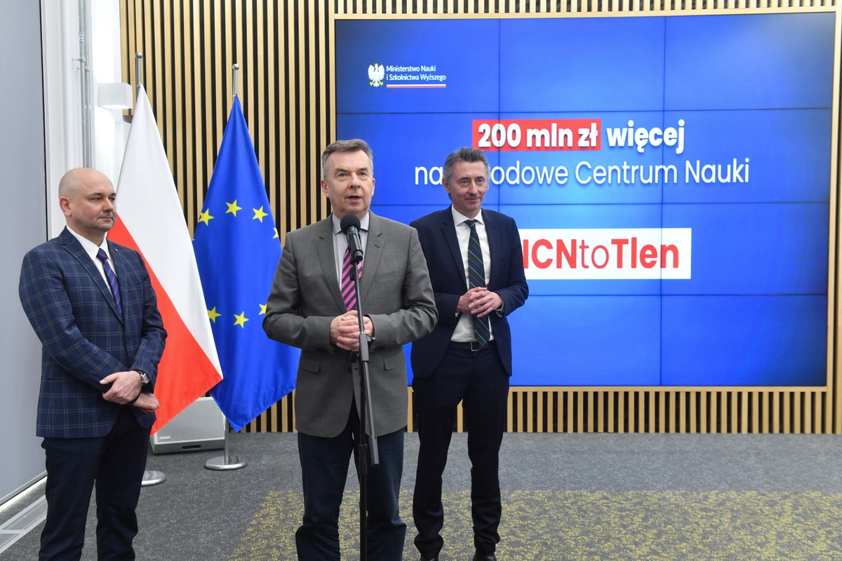 Minister nauki Dariusz Wieczorek, podsekretarz stanu w Ministerstwie Nauki Maciej Gdula oraz dyrektor Narodowego Centrum Nauki Krzysztof Jóźwiak