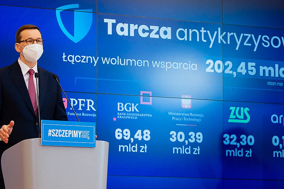 Powtórzyła się sytuacja sprzed roku - firmy chętnie przyjmują rządowe wsparcie, ale mniej chętnie wydają otrzymane środki. Wolą je trzymać w banku na gorsze czasy.