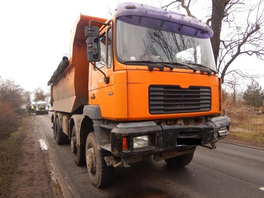 Wypadek na Szczecińskiej. Kobieta uwięziona w rozbitym aucie