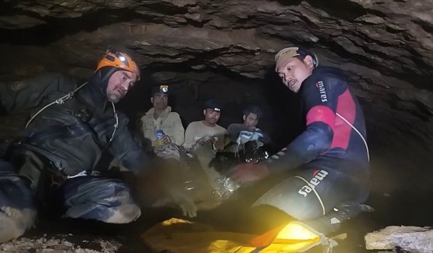 Spasavanje meštana u pećini u Laosu