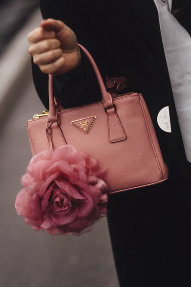 Różowa torebka Prada z zawieszką różą