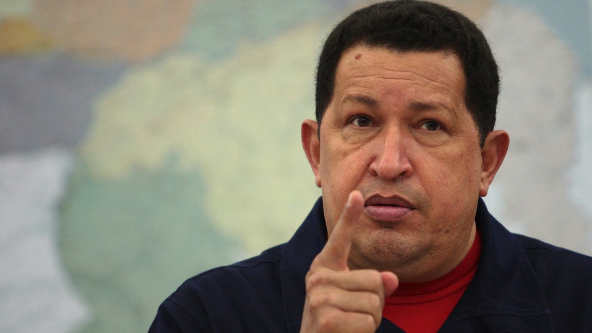 Prezydent Wenezueli Hugo Chavez oświadczył w poniedziałek, że nie zamierza potępić libijskiego przywódcy Muammara Kaddafiego. Ostrzegł też, że USA przygotowują inwazję na Afrykę Północną, by przejąć kontrolę nad znajdującymi się tam rezerwami ropy naftowej.