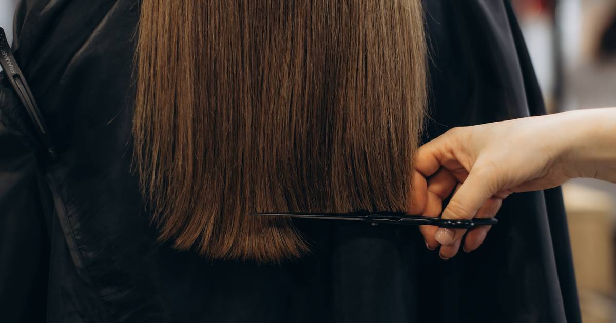 Podcinanie końcówek włosów. Czy to naprawdę przyspiesza wzrost? Fryzjer rozwiewa wątpliwości