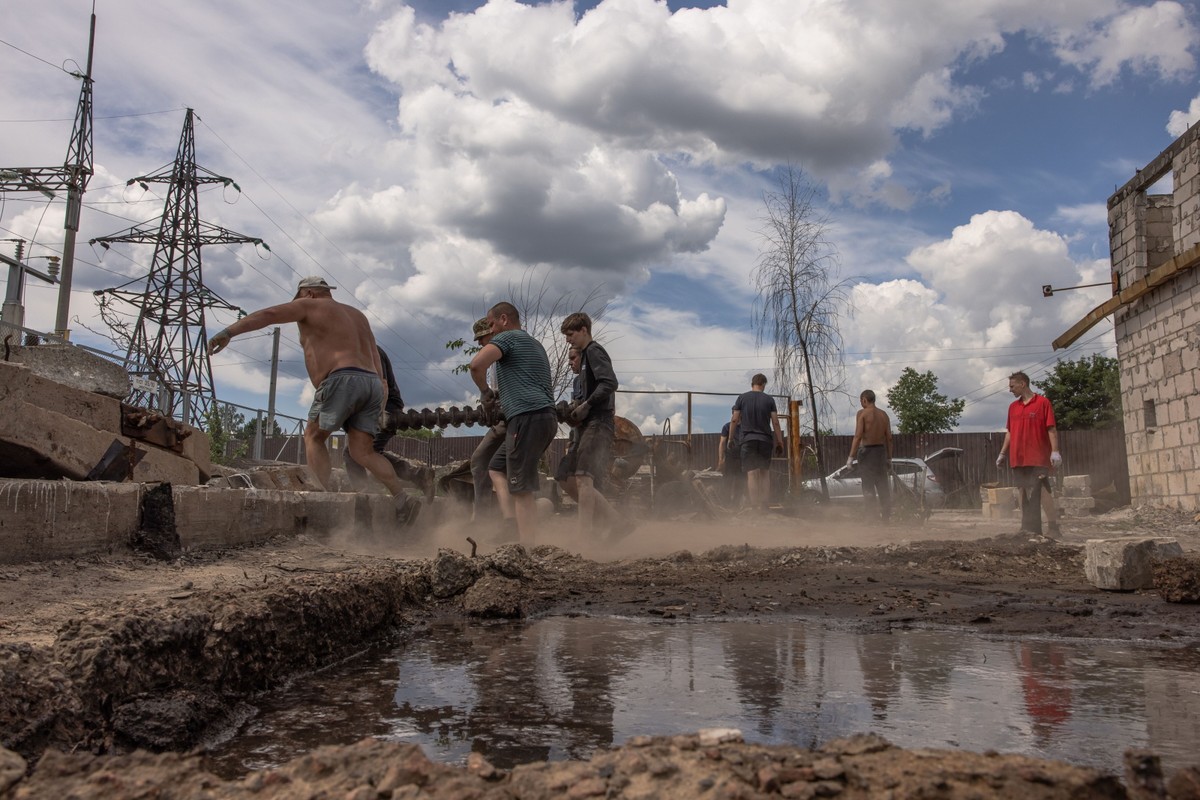 Naprawa zniszczeń w miejscowości Horenka pod Kijowem