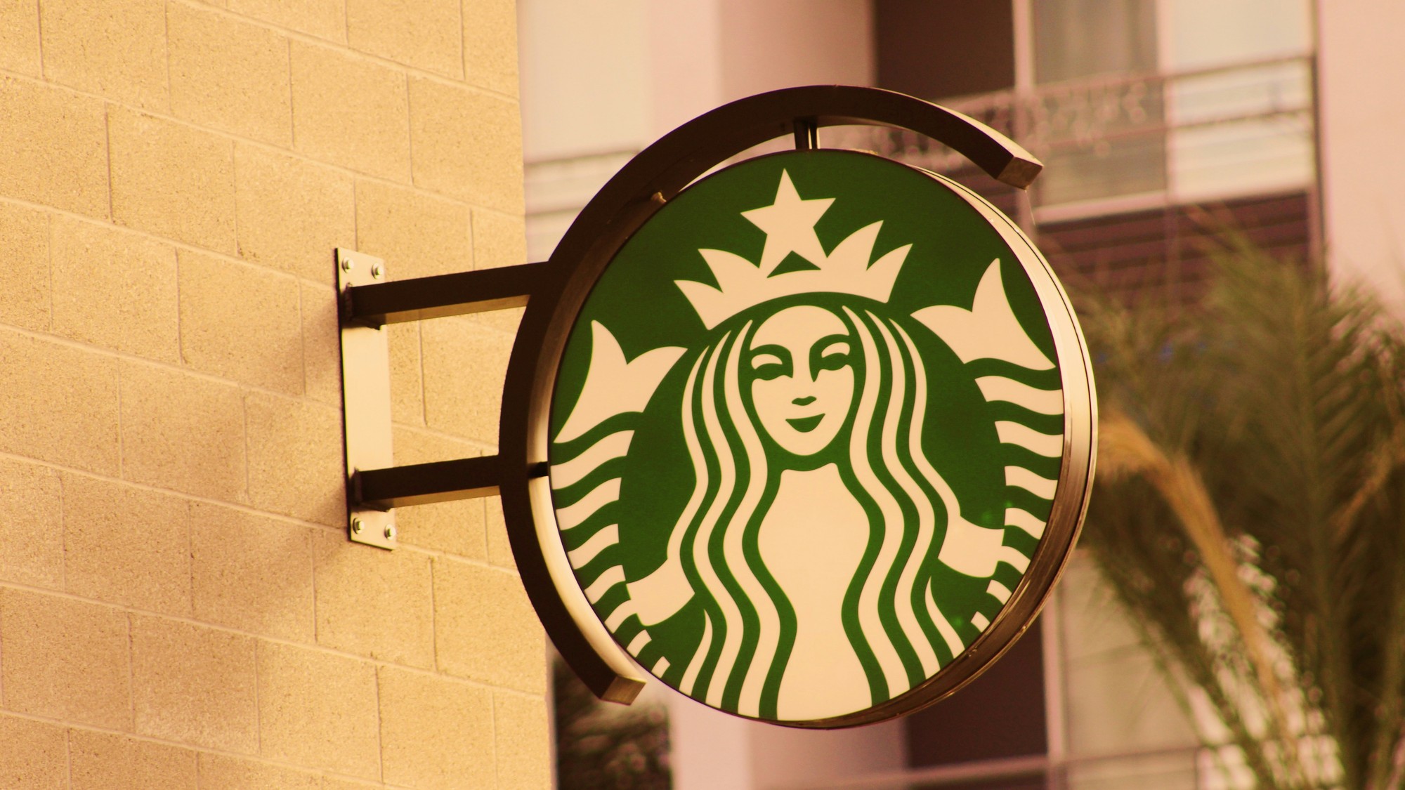 Starbucks už nechce byť na každom rohu v New Yorku a Los Angeles.