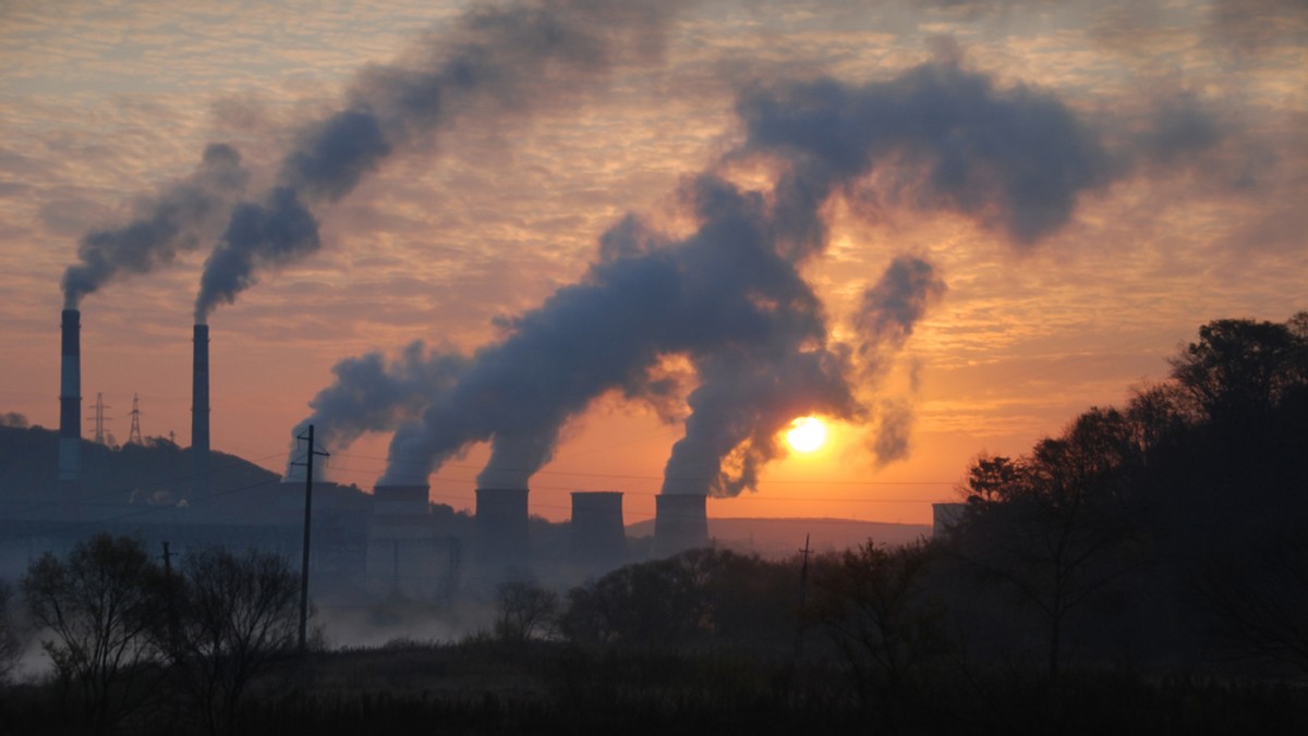 Unia Europejska może przegłosować Polskę w sporze o handel emisjami CO2, ale w innych krajach też narasta opór przeciwko drogim uprawnieniom. Warunkiem akceptacji dla walki z ociepleniem są rekompensaty dla obywateli — czytamy w "Deutsche Welle".