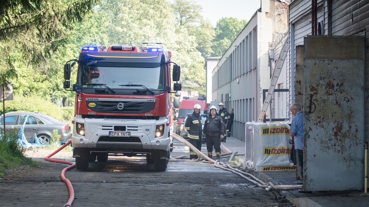 Prokuratura Regionalna w Poznaniu postawiła dwóm osobom zarzut przedłożenia poświadczającej nieprawdę dokumentacji przy zakupie wozów strażackich, które miały trafić do wielkopolskich remiz OSP. Auta trafiły tam z opóźnieniem - inaczej niż było to zapisane w dokumentach.